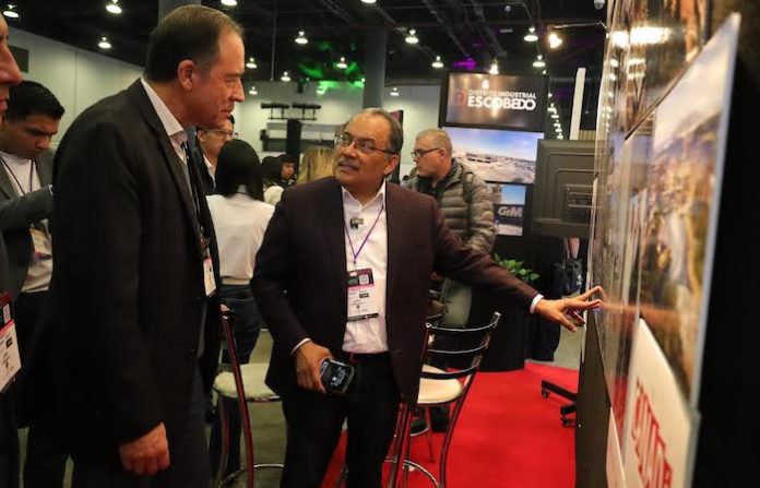 El modelo Escobedo sale de gira para seducir inversionistas