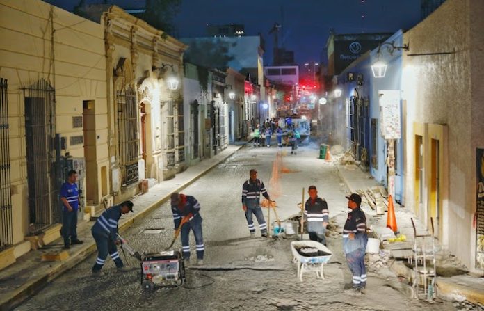 Rehabilitan calles de Barrio Antiguo con bacheo especializado y refuerzan mantenimiento en Díaz Ordaz