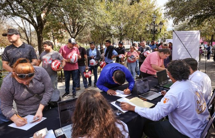 Impulsan uso del casco en Santiago con entrega de equipo certificado a motociclistas