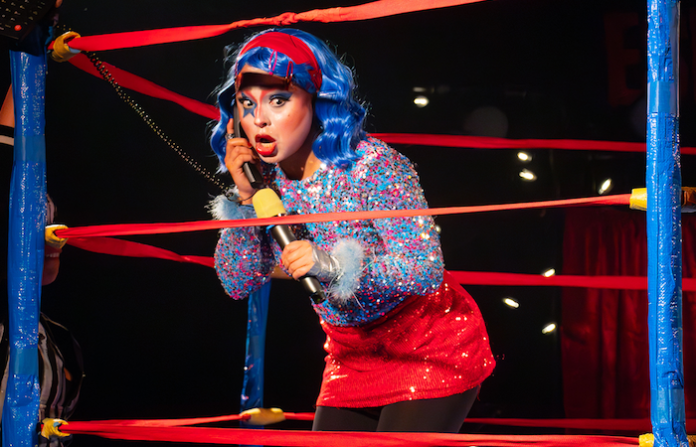 “Espiralmania” convierte el Teatro de la Ciudad en una arena donde el ring se vuelve metáfora de la vida