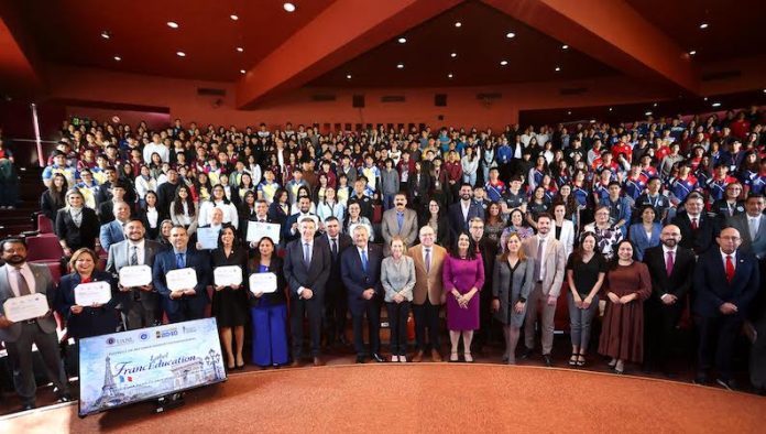 Diez preparatorias de la UANL reciben aval francés por su modelo bilingüe
