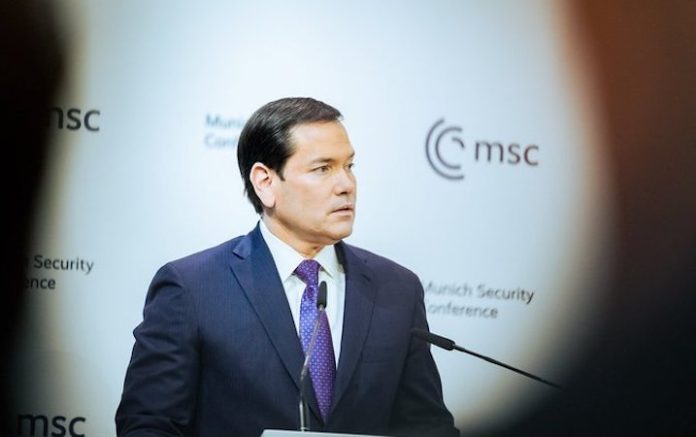 Estados Unidos trabaja para alcanzar términos para la paz en Ucrania que Rusia acepte, afirma Rubio