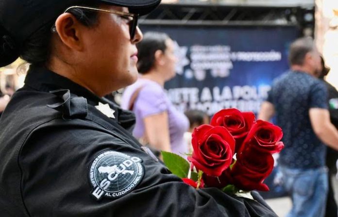 Policías de Monterrey sorprenden con rosas en el centro por el Día del Amor y la Amistad