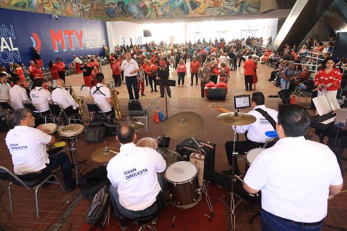 Amor y amistad se bailan en el Palacio Municipal de Monterrey