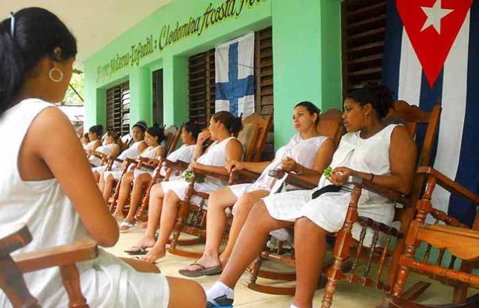 Casi 33.000 mujeres embarazadas en Cuba están en riesgo debido al bloqueo de combustibles