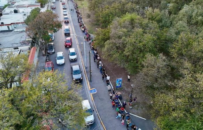 Vacunan a 5 mil personas en brigada nocturna en San Nicolás