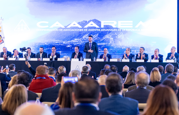 Samuel García impulsa agenda exportadora en asamblea nacional de agentes aduanales