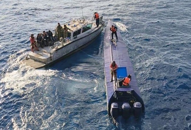 La Marina de México incauta semisumergible con toneladas de droga cerca de Manzanillo