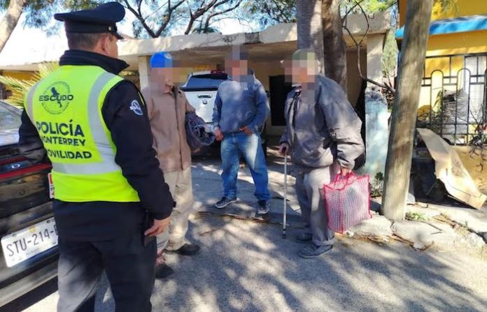 Oficiales de Tránsito de Monterrey localizan a adulto mayor extraviado en el centro