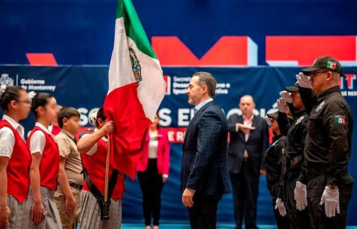 Monterrey renueva símbolos patrios en escuelas públicas con entrega de nuevas banderas