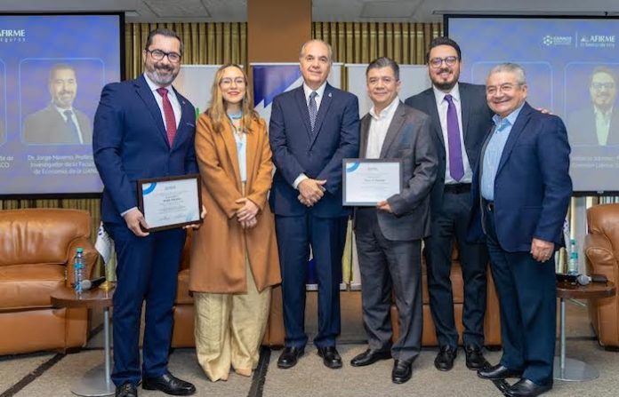 Empresarios analizan retos económicos, fiscales y laborales rumbo a 2026 en foro de CANACO Monterrey