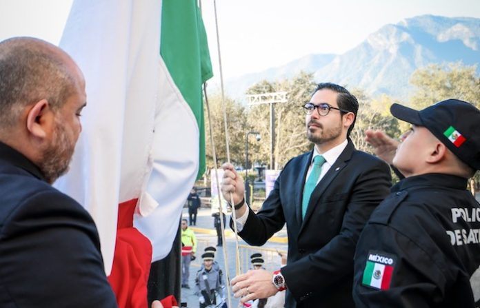 Santiago honra a la Bandera Nacional con ceremonia cívica encabezada por David de la Peña