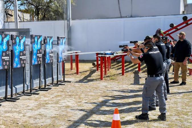 Monterrey refuerza preparación policial con capacitación internacional en armamento no letal