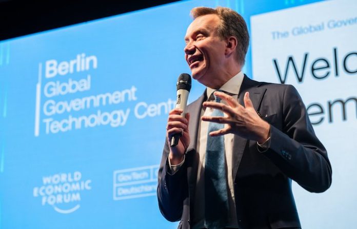 Renuncia el presidente del Foro Económico Mundial por escándalo Epstein