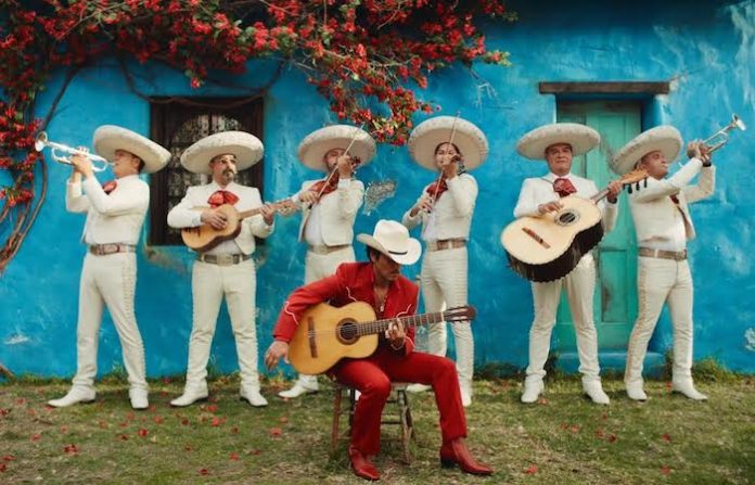 Bruno Mars lanza canción con mariachi ¡Escúchala!