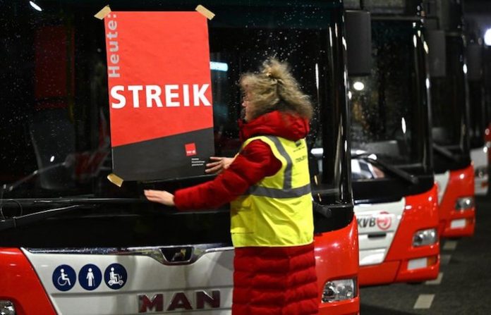 Trabajadores del transporte en Alemania se van a huelga; exigen mejores condiciones laborales