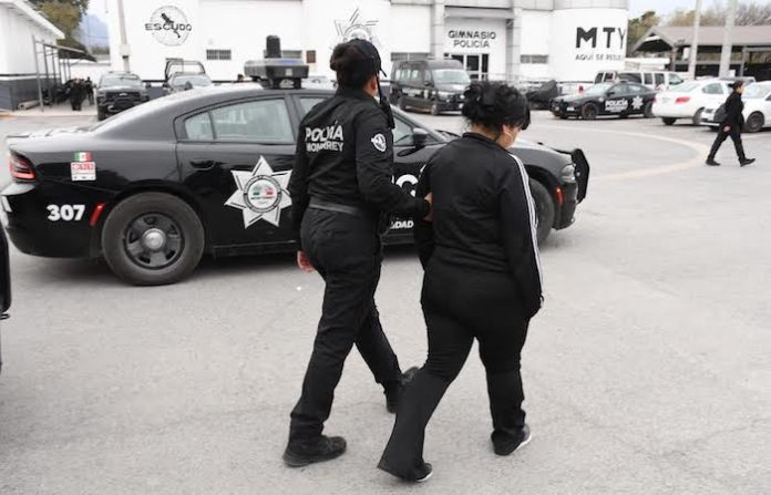 Policías de Monterrey auxilian a mujer de Texas extraviada en la colonia Industrial
