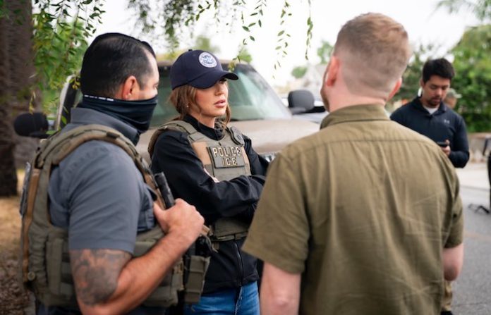 Todos los agentes federales en Minneapolis usarán cámaras corporales, informa Noem