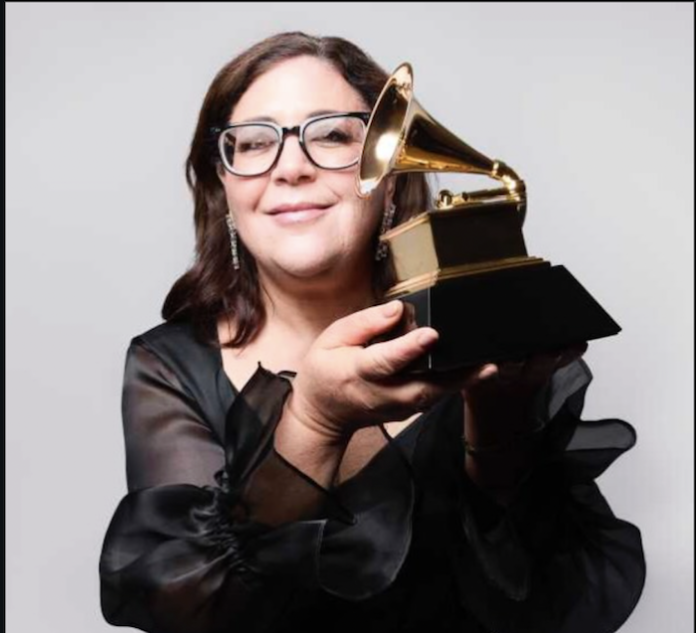 ¿Ya conoces a la mexicana que ganó tres Grammys en una sola noche?