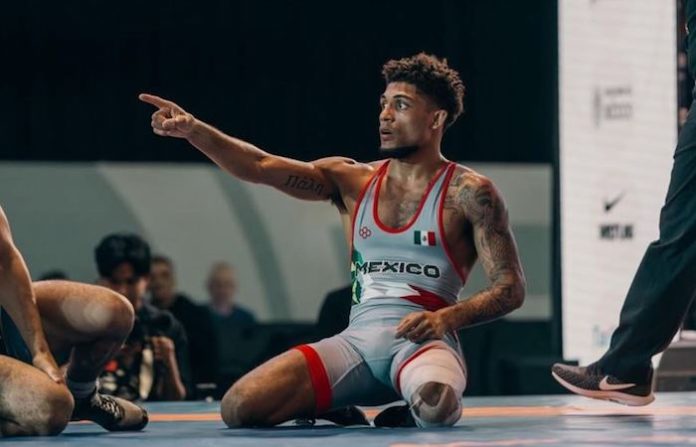 Gana Roman Bravo-Young medalla de plata en Torneo Internacional de Lucha Olímpica