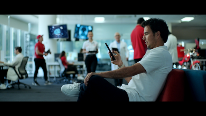 Video: Farmacias del Ahorro estrena campaña con Checo Pérez en el medio tiempo del Super Bowl