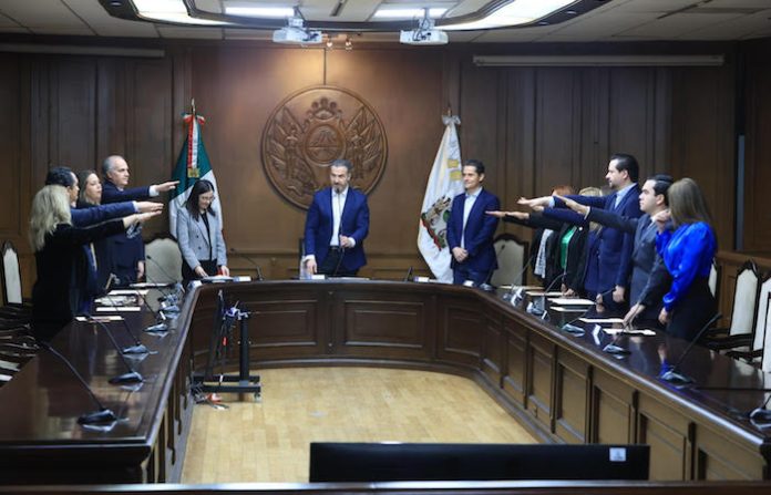 Adrián de la Garza toma protesta al nuevo Consejo Consultivo Ciudadano de Desarrollo Económico de Monterrey