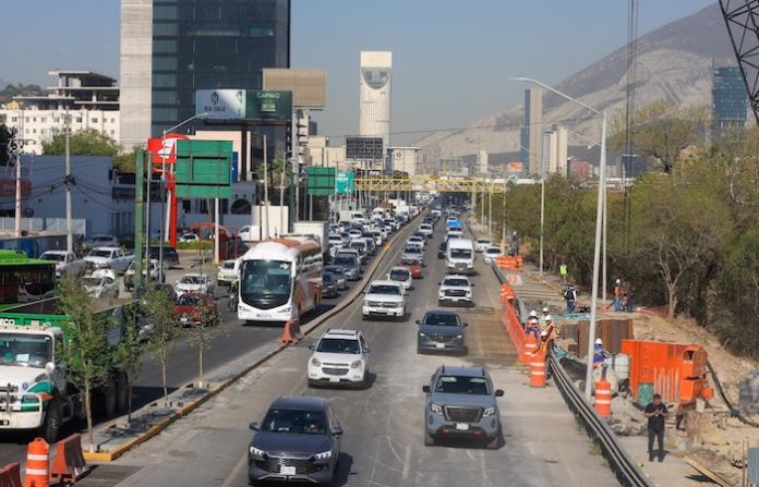 Reabre Monterrey carril exprés de Morones Prieto tras reparación por daños de obra estatal