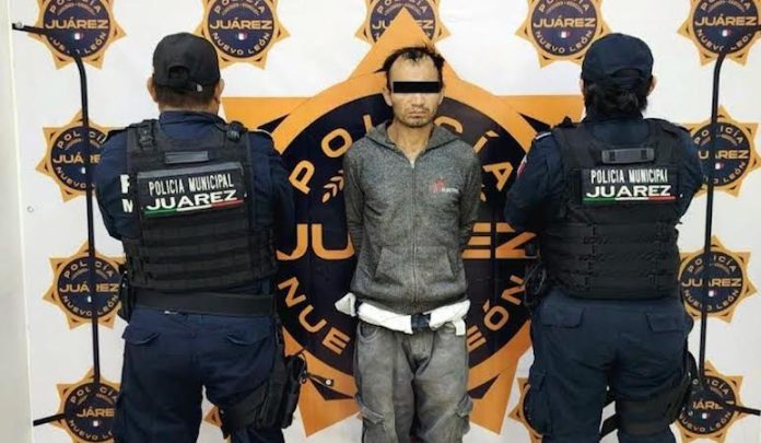 Sorprenden a hombre tirando escombro en la vía pública y lo detienen en Juárez