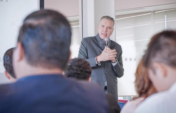 “Más territorio, menos escritorio”, insiste Waldo Fernández ante estudiantes del Tec