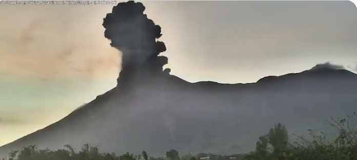 Video: El volcán Kanlaon entra en erupción nuevamente en Filipinas