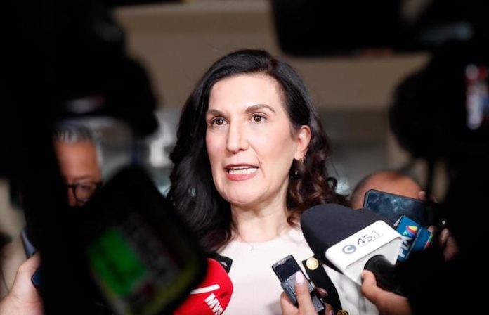 “Duende machista” en el Plan B: acusan retroceso en derechos de las mujeres