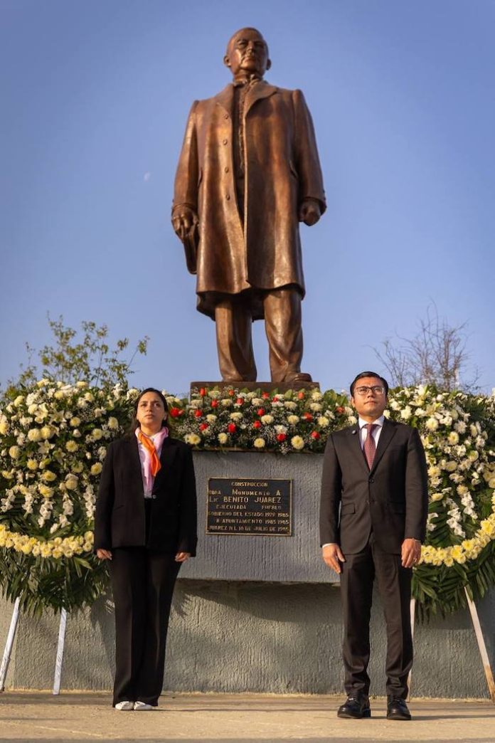 Juárez honra a Benito Juárez con medalla, desfile y sesión solemne