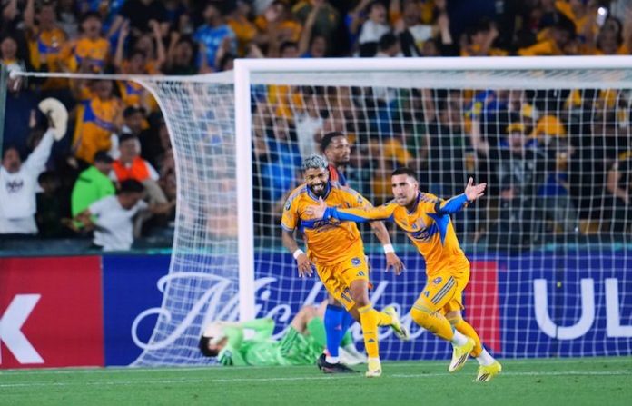 Tigres firma remontada de locura y avanza con gol agónico en el Universitario