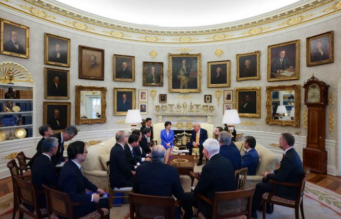 Video: Trump ironiza sobre Pearl Harbor durante reunión con primera ministra japonesa