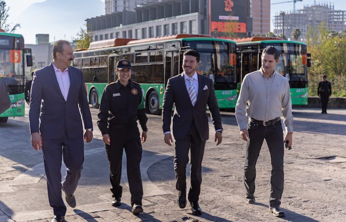 Samuel García presume nuevos camiones y promete mejorar rutas clave del transporte