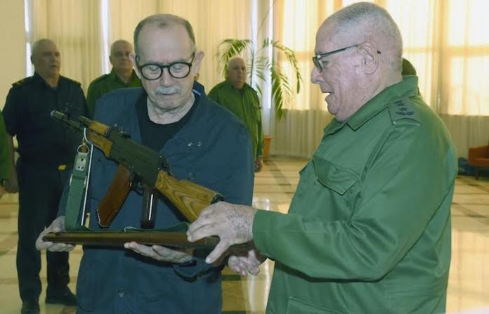 Silvio Rodríguez recibe fusil AKM tras declarar disposición para defender a Cuba