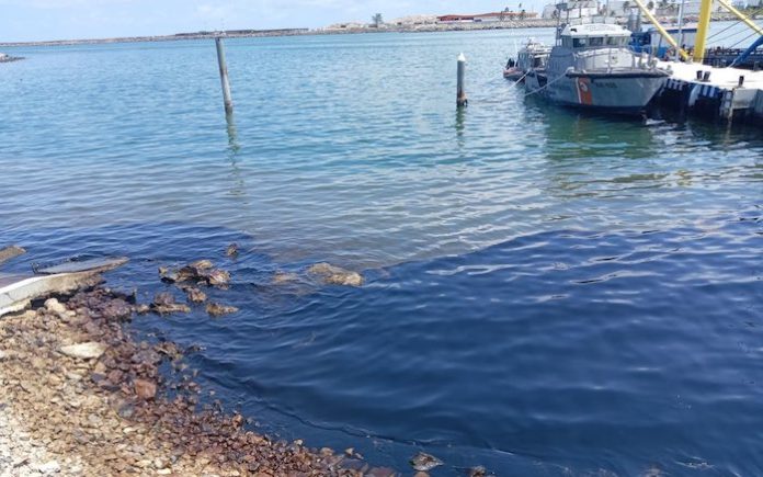 Autoridades mexicanas realizan labores de recolección de petróleo tras derrame en Tabasco