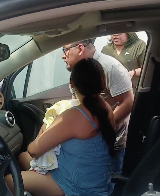 Historias que sí importan: nace bebé en camino al hospital y policías de Apodaca hacen la diferencia