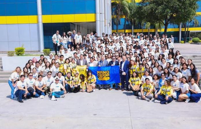 Estudiantes de la UANL entregan más de 16 toneladas de apoyo a comunidades de Nuevo León