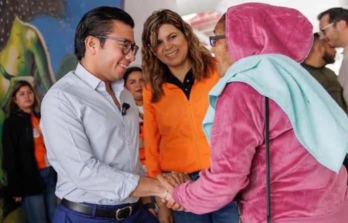 Juárez fortalece apoyo a jefas de familia; Félix Arratia entrega 250 tarjetas del programa Ayudamos a las Mujeres