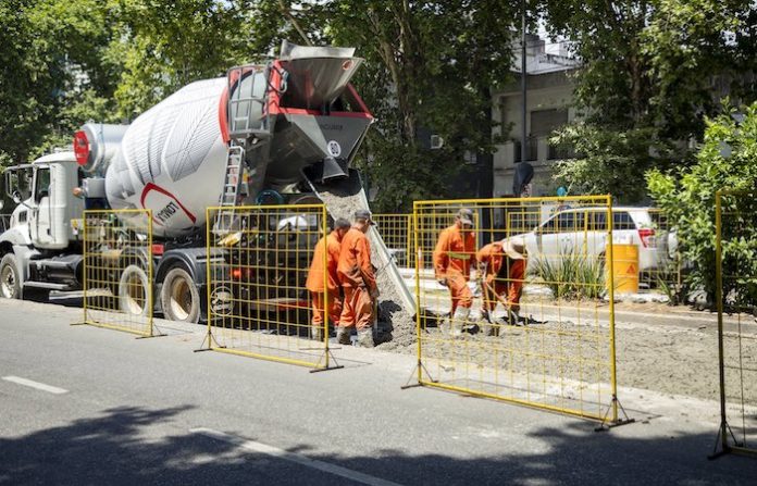 La economía argentina crece, pero los salarios y el consumo caen