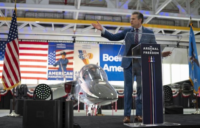 Un intermediario de Hegseth habría intentado adquirir un fondo de defensa antes del ataque contra Irán, según medios