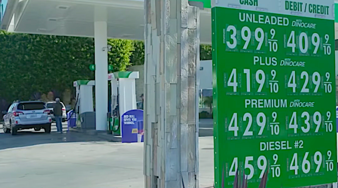 El galón de gasolina llega a su precio más alto en EU desde 2022