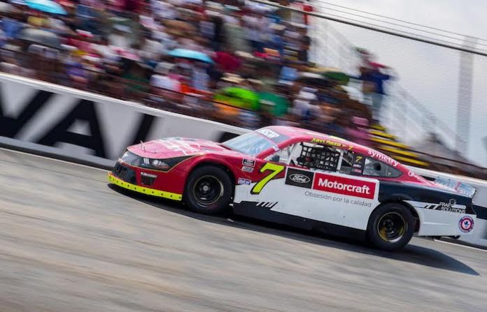 Falla mecánica frena actuación de Xavi Razo en Chiapas