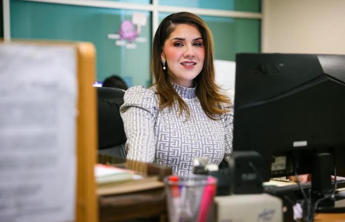 Académica de la UANL recibe nombramiento como perita traductora federal; es la primera en NL en francés e italiano