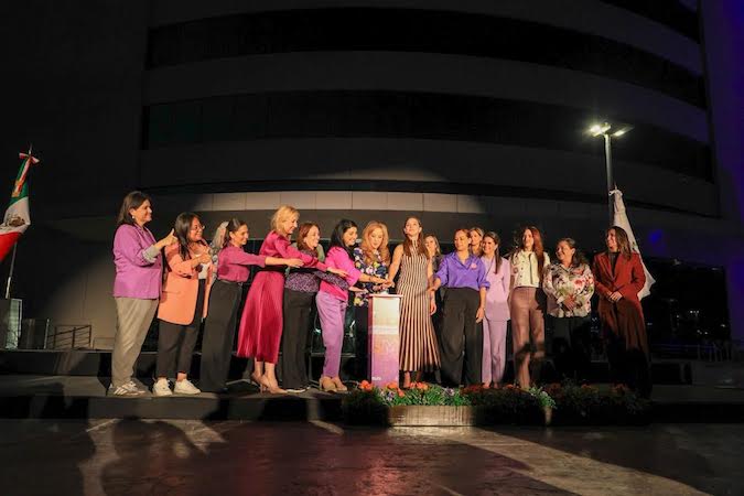 Iluminan de morado la Torre Administrativa en Nuevo León por el Día Internacional de las Mujeres