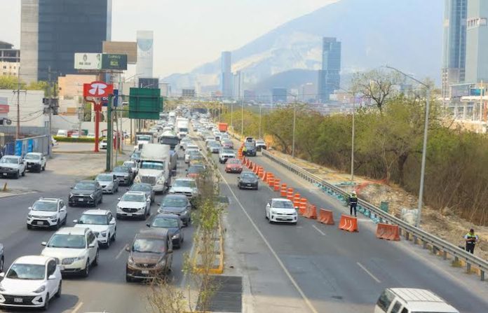 Mantendrán cerrado carril exprés de Morones Prieto por riesgo estructural