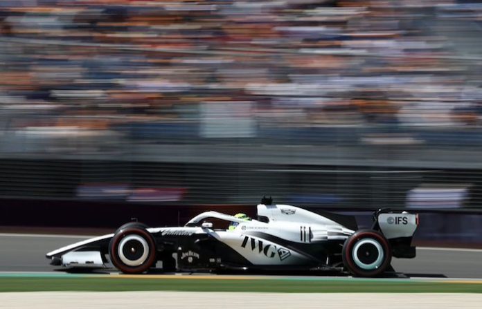 Russell domina práctica final en Australia; Checo Pérez queda lejos del arranque