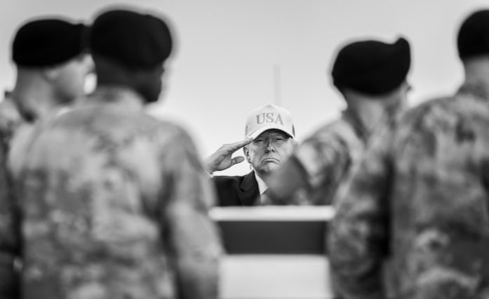 Trump recibe los restos de seis soldados que murieron en Irán