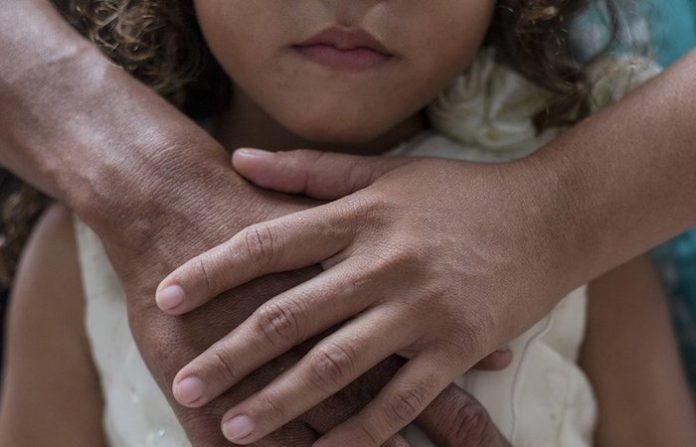 Buscan frenar venta de niñas para matrimonios forzados con reforma a ley de derechos de la niñez